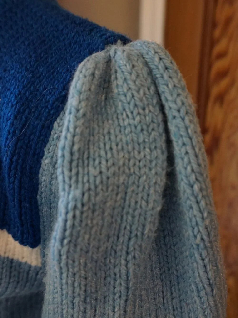 Vintage handmade puff sleeve sweater in lovely blues - Picture 4 of 7